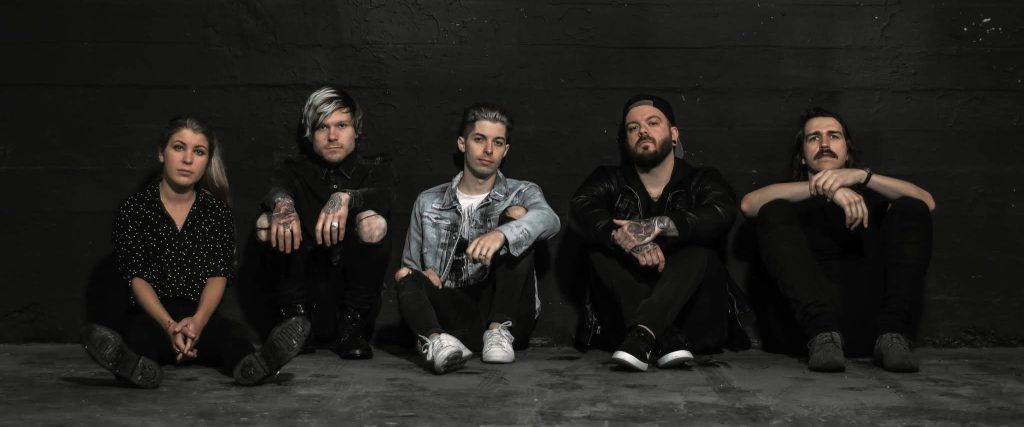 Photo montrant les membres du groupe Dangerkids. De gauche à droite : Katie Cole, Alex Asch, Tyler Smyth, Andy Bane et Jake Bonham.
